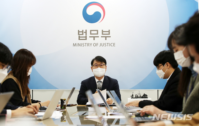 [서울=뉴시스]고범준 기자 = 강성국 법무부 법무실장이 9일 오전 서울 서초구 서울고검 의정관에서 1인가구의 사회적 공존을 위한 개선 추진 관련 브리핑을 하고 있다. 2021.03.09. bjko@newsis.com