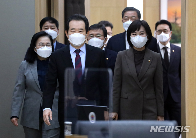 [세종=뉴시스]강종민 기자 = 정세균 국무총리와 국무위원들이 9일 오전 정부세종청사에서 열린 국무회의에 입장하고 있다. 2021.03.09.&nbsp; ppkjm@newsis.com