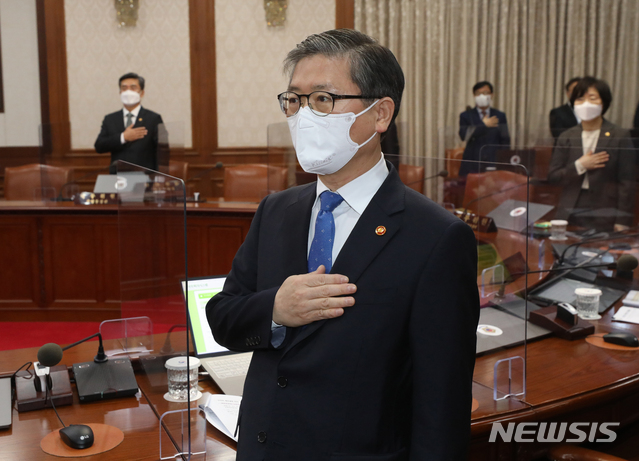 [서울=뉴시스]김명원 기자 = 변창흠 국토교통부 장관이 9일 오전 서울 종로구 정부서울청사에서 영상으로 열린 국무회의에 참석해 국민의례를 하고 있다. (공동취재사진) 2021.03.09. photo@newsis.com