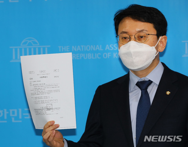 [서울=뉴시스]김진아 기자 = 더불어민주당 천준호 의원이 9일 서울 여의도 국회 소통관에서 국민의힘 오세훈 서울시장 후보와 관련해 "오 후보는 과거 본인 가족과 처가가 소유한 내곡동 땅이 보금자리주택으로 지정되는 데 관여했다는 의혹이 있다"고 주장하며 2009년 서울시가 국토해양부에 보낸 '보금자리주택지구 지정 제안" 관련 공문을 보여주고 있다. (공동취재사진) 2021.03.09. photo@newsis.com