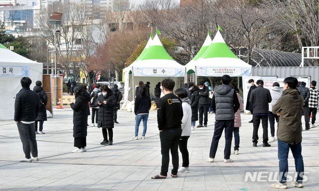 [대구=뉴시스] 이무열 기자 = 지난 9일 오전 대구 중구 국채보상운동기념공원에 마련된 임시선별검사소에서 시민들이 검사를 받기 위해 줄 서 기다리고 있다. 2021.03.09. lmy@newsis.com