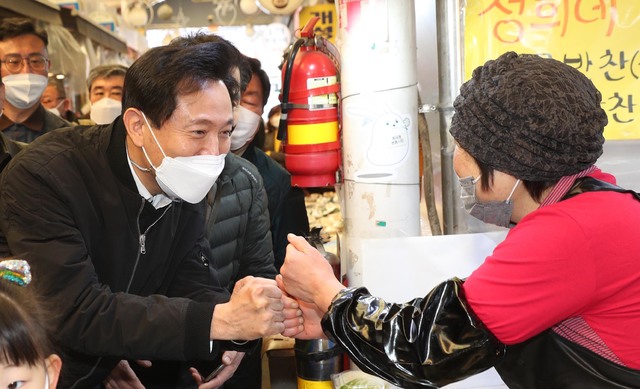 [서울=뉴시스]국회사진기자단 = 오세훈 국민의힘 서울시장 후보가 9일 서울 강서구 화곡본동시장을 찾아 상인들과 인사를 나누고 있다  2021.03.09. photo@newsis.com