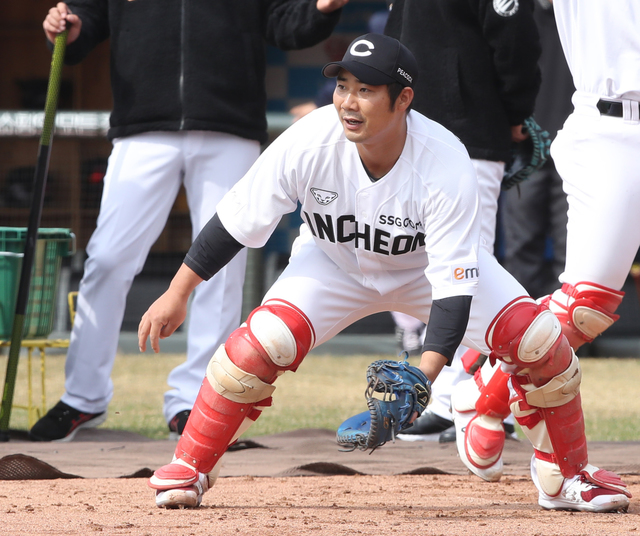 [서울=뉴시스]SSG랜더스 이현석이 9일 오후 부산 사직구장에서 롯데자이언츠와의 연습경기에 앞서 훈련을 하고 있다. (사진=SSG랜더스 제공) 2021.03.09. photo@newsis.com *재판매 및 DB 금지