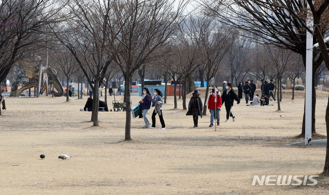 [서울=뉴시스]박주성 기자 = 서울의 낮 기온이 아침보다 10도 이상 크게 올라 포근한 지난 9일 오후 서울 영등포구 여의도 한강공원에서 시민들이 산책을 즐기고 있다. 2021.03.09. park7691@newsis.com