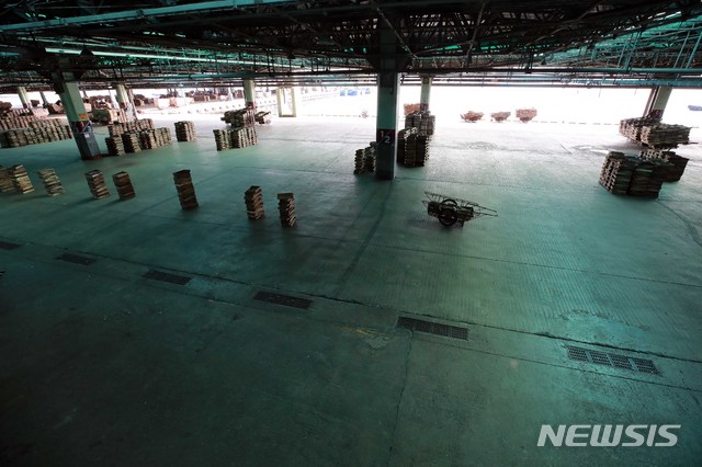 [부산=뉴시스] 하경민 기자 = 부산공동어시장 종사자 10명이 잇달아 코로나19 확진 판정을 받고 접촉자 350여 명이 자가격리 조치됨에 따라 수산물 위판업무가 중단됐다. 9일 오전 부산 서구 부산공동어시장 위판장에 어상자만 쌓인 채 텅 비어 있다. 2021.03.09. yulnetphoto@newsis.com