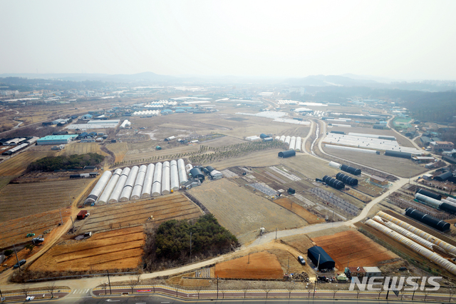 [서울=뉴시스]배훈식 기자 = LH 한국토지주택공사 임직원의 신도시 투기 의혹이 계속된 9일 오후 3기 신도시 중 하나인 경기 고양시 공양창릉공공주택지구(고양 창릉지구) 모습. 고양 창릉지구는 지난 2019년 청와대 국민청원 게시판에 LH 관련자 투기 의혹이 제기된 사실이 알려지면서 광명 시흥지구에 이어 투기 의혹이 커지고 있다. 2021.03.09. dahora83@newsis.com