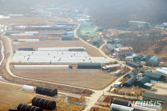 [서울=뉴시스] 배훈식 기자 = 한국토지주택공사(LH) 임직원의 투기 의혹이 계속된 9일 오후 제3기 신도시 중 하나인 경기 고양 창릉 공공주택 지구의 모습. 2021.03.09. dahora83@newsis.com