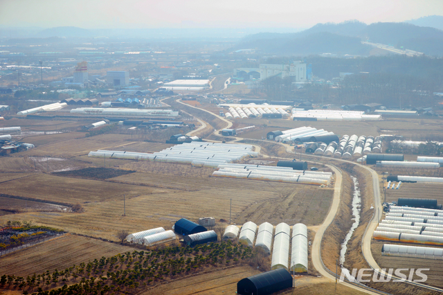 [서울=뉴시스]배훈식 기자 = LH 한국토지주택공사 임직원의 신도시 투기 의혹이 계속된 9일 오후 3기 신도시 중 하나인 경기 고양시 공양창릉공공주택지구(고양 창릉지구) 모습. 고양 창릉지구는 지난 2019년 청와대 국민청원 게시판에 LH 관련자 투기 의혹이 제기된 사실이 알려지면서 광명 시흥지구에 이어 투기 의혹이 커지고 있다. 2021.03.09. dahora83@newsis.com