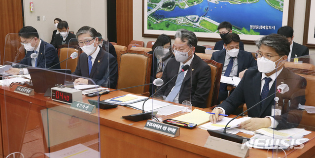 [서울=뉴시스]최동준 기자 = 변창흠 국토교통부 장관이 9일 오후 서울 여의도 국회에서 열린 국토교통위원회 전체회의에서 질의에 답변하고 있다. (공동취재사진) 2021.03.09. photo@newsis.com
