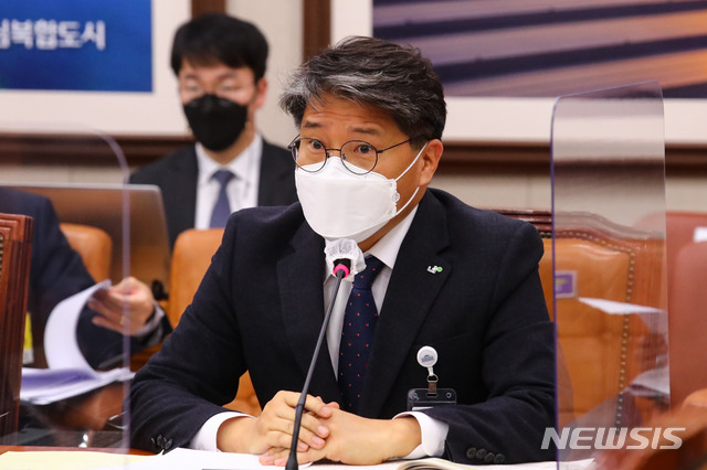 [서울=뉴시스]전진환 기자 = 장충모 한국토지주택공사(LH) 사장 직무대행이 9일 국회에서 열린 국토교통위원회 전체회의에 출석해 의원들의 질문에 답변하고 있다. (공동취재사진) 2021.03.09. photo@newsis.com