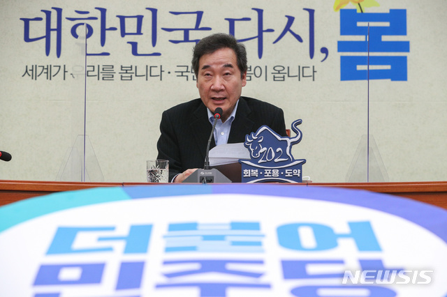 [서울=뉴시스]전진환 기자 = 이낙연 더불어민주당 대표가 9일 서울 여의도 국회에서 열린 퇴임 기자회견에서 취재진들과 질의응답을 하고 있다. (공동취재사진) 2021.03.09. photo@newsis.com