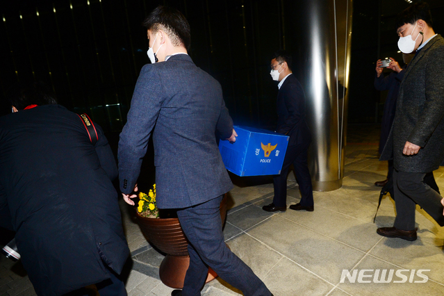 [진주=뉴시스]차용현 기자 = 9일 오후 경기남부경찰청 반부패경제범죄수사대가 LH임직원 신도시 투기 의혹과 관련해 경남 진주 LH 본사를 압수수색하고 압수품을 옮기고 있다. 이날 압수수색은 오전 9시30부터 오후 7시30분까지 10시간 동안 진행됐다. 2021.03.09. con@newsis.com 