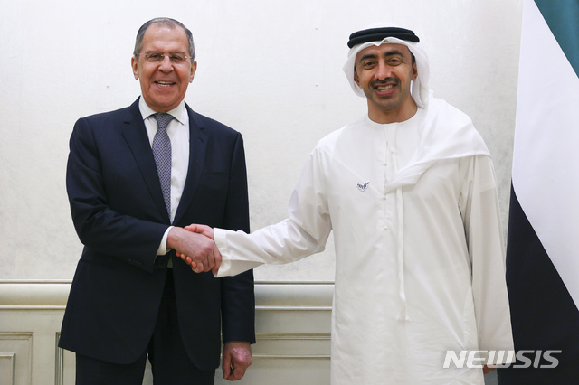 [아부다비=AP/뉴시스] 9일 UAE 아부다비에서 러시아와 UAE 외무장관이 공동 기자회견에 앞서 악수 포즈를 취하고 있다. 러시아 외무부 제공 사진