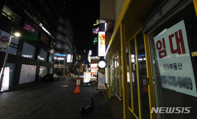 [서울=뉴시스]조수정 기자 = 지난 3월9일 오후 서울 중구 명동에서 폐업 등으로 영업을 하지 않아 대부분 불꺼진 상점 거리가 황량한 모습을 보이고 있다. 2021.03.09. chocrystal@newsis.com