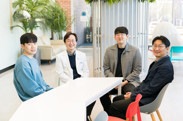 [광주=뉴시스] 인공지능 광기술 활용 소고기 신선도 신속 측정법 개발한 지스트 공동연구팀. 사진 왼쪽부터 이영주 박사과정생, 김재관 교수, 신성호 박사과정생, 이규빈 교수. (사진 제공 = 지스트) *재판매 및 DB 금지