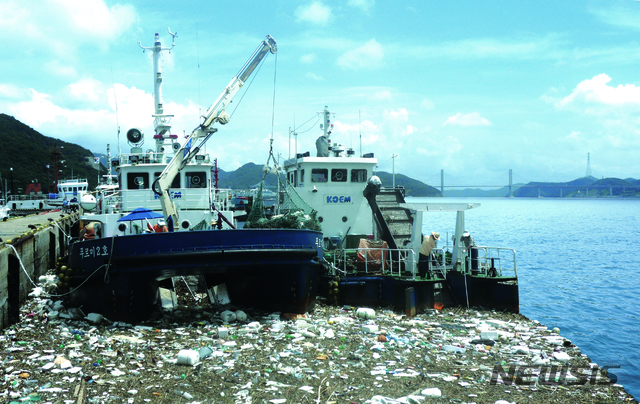 [서울=뉴시스] 마산항 해양쓰레기 수거 모습. 