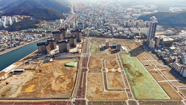 DL이앤씨의 대규모 아파트 단지 'e편한세상 거제 유로스카이'가 들어설 고현항 재개발 사업지 전경. (사진=거제시 제공) *재판매 및 DB 금지