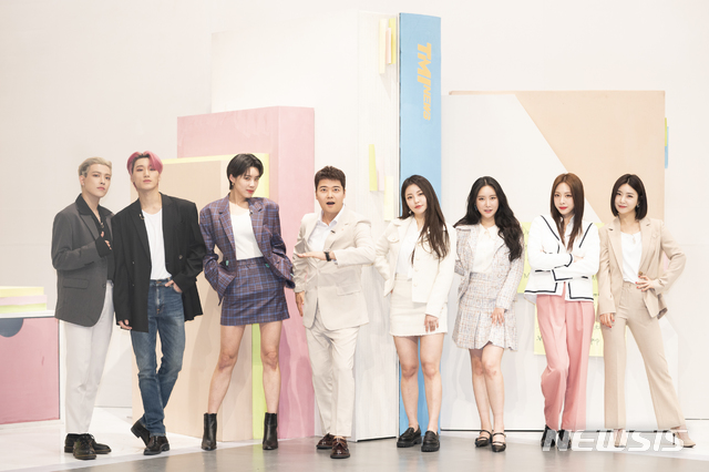 [서울=뉴시스]MC 전현무와 장도연, '브레이브걸스' 민영, 유정, 은지, 유나와 '에이티즈' 홍중, 산이 10일 엠넷 'TMI 뉴스' 제작발표회에 참석했다. (사진=엠넷 제공) 2021.03.10. photo@newsis.com