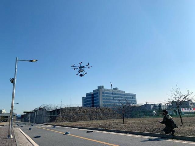 [서울=뉴시스] 육군1175공병단 청룡대대 장병이 지뢰 설치 드론을 활용해 도로 봉쇄용 지뢰지대를 설치하고 있다. 2021.03.11. (사진=육군 제공) *재판매 및 DB 금지