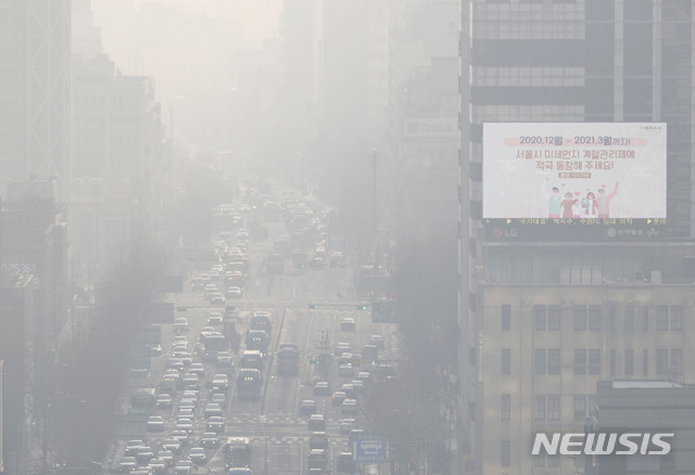 [서울=뉴시스]홍효식 기자 = 서울 등 수도권 초미세먼지 농도가 '나쁨' 수준을 보인 10일 오전 서울 종로구 서울시교육청에서 바라본 서울 도심이 뿌옇다. 2021.03.10. yesphoto@newsis.com