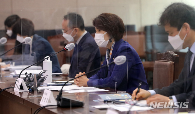 [세종=뉴시스]강종민 기자 = 한정애 환경부 장관이 10일 오전 정부세종청사에서 열린 출입기자단 간담회에서 모두발언을 하고 있다. 2021.03.09.&nbsp; ppkjm@newsis.com