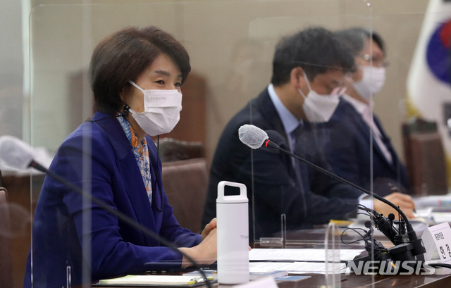 [세종=뉴시스]강종민 기자 = 한정애 환경부 장관이 10일 오전 정부세종청사에서 열린 출입기자단 간담회에서 모두발언을 하고 있다. 2021.03.09.&nbsp; ppkjm@newsis.com