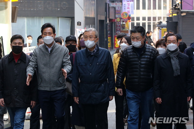 [서울=뉴시스]국회사진기자단 = 국민의힘 김종인 비상대책위원장과 4.7 재·보궐선거에서 서울시장에 출마한 오세훈 후보가 10일 서울 중구 명동 상가 일대를 둘러보고 있다.  2021.03.10. photo@newsis.com