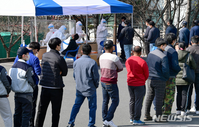 [대구=뉴시스] 코로나19 진단검사를 받고 있는 외국인 근로자들이 길게 차례를 기다리고 있다. 뉴시스DB.  2021.04.28. photo@newsis.com