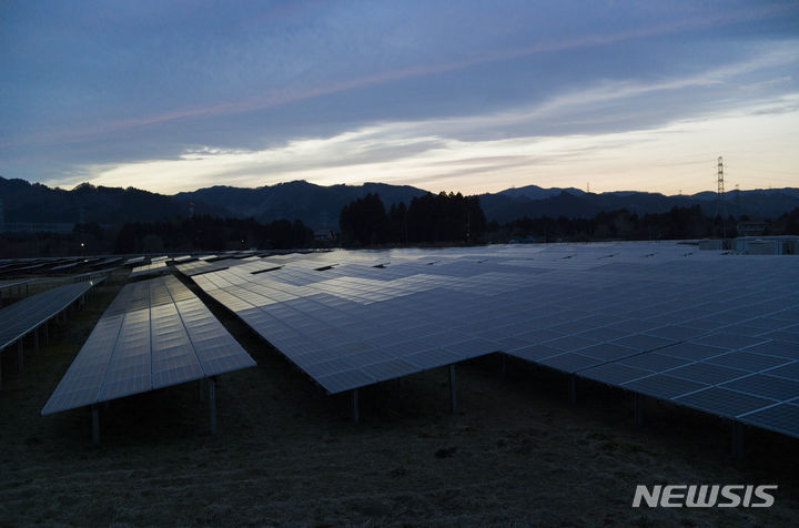 [도미오카=AP/뉴시스]일본 정부가 태양광 패널 재활용을 의무화할 방침을 굳혔다고 3일 요미우리신문이 보도했다. 2030년대 대량으로 폐기될 가능성이 있어 환경 오염을 줄이기 위해서다. 사진은 2021년 2월 일본 후쿠시마(福島)현 도미오카(富岡)정에 설치된 전력 공급용 태양광 패널 모습. 2024.09.03.