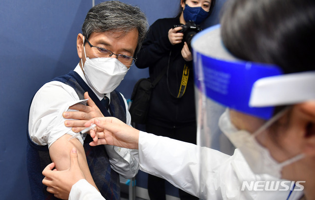 [부산=뉴시스] 하경민 기자 = 부산시 1호 코로나19 백신 예방접종센터가 마련된 부산진구 부산시민공원 시민사랑채에서 10일 오후 접종 모의훈련이 진행된 가운데 이병진 부산시장 권한대행이 접종 절차를 체험하고 있다. 이날 개소한 이 예방접종센터는 약 1개월 동안 준비 기간을 거친 뒤 백신이 확보되는대로 소방, 경찰, 보건의료인 등을 대상으로 예방접종을 시작할 계획이다. 2021.03.10. yulnetphoto@newsis.com