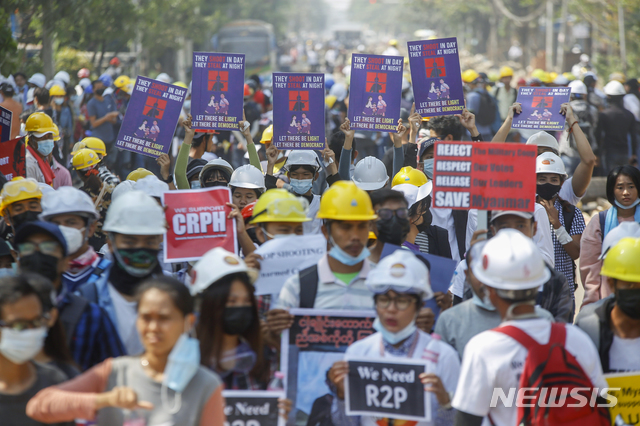 [양곤=AP/뉴시스]10일 미얀마 양곤에서 군부 쿠데타 반대 시위대가 각종 팻말을 들고 시위하고 있다. 2021.03.10. 