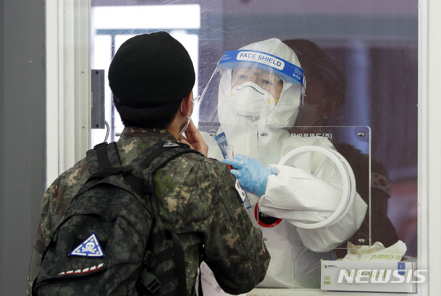 [서울=뉴시스]홍효식 기자 = 지난 10일 오후 서울역 광장에 마련된 중구 임시 선별검사소에서 한 군인이 코로나19 검사를 받고 있다. 2021.03.10. yesphoto@newsis.com