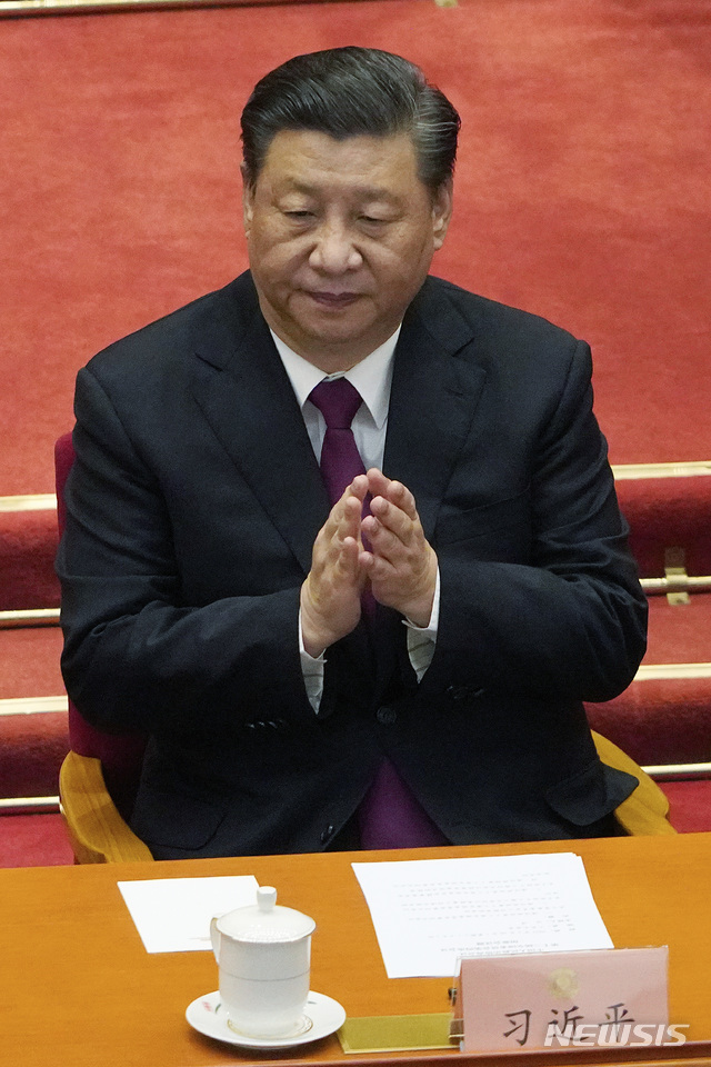 [베이징=AP/뉴시스]시진핑 중국 국가주석이 10일 중국 베이징의 인민대회당에서 열린 중국 인민정치협상회의(CPPCC) 최종 세션에 참석해 박수하고 있다. 2021.03.10. 