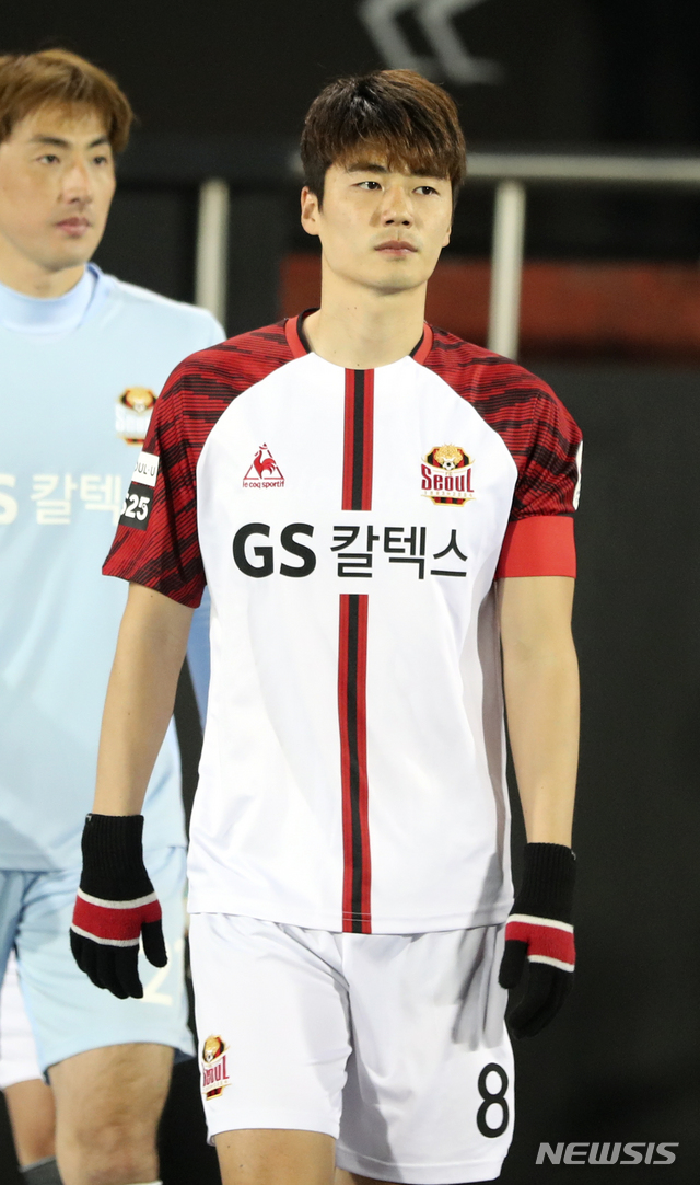 [성남=뉴시스]최진석 기자 = 10일 경기 성남 탄천종합운동장에서 열린 '2021 K리그1' 성남FC과 FC서울의 경기, 서울 기성용이 그라운드로 들어서고 있다. 2021.03.10. myjs@newsis.com