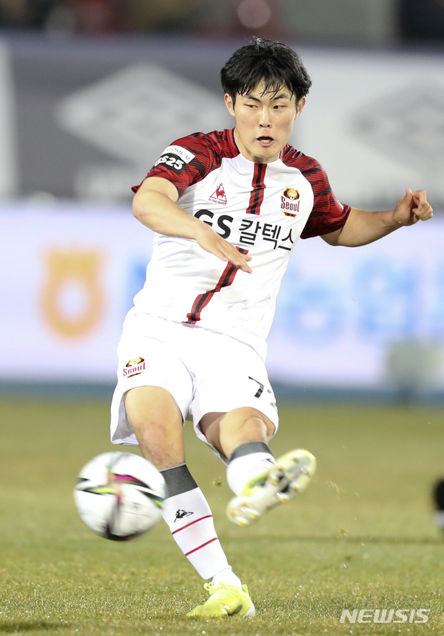 [성남=뉴시스]최진석 기자 = 10일 경기 성남 탄천종합운동장에서 열린 '2021 K리그1' 성남FC과 FC서울의 경기, 서울 강성진이 슛을 날리고 있다. 강성진은 이날 선발 출장하며 17세 11개월 12일로 K리그1 통산 최연소 출장자 기록을 세웠다. 2021.03.10. myjs@newis.com