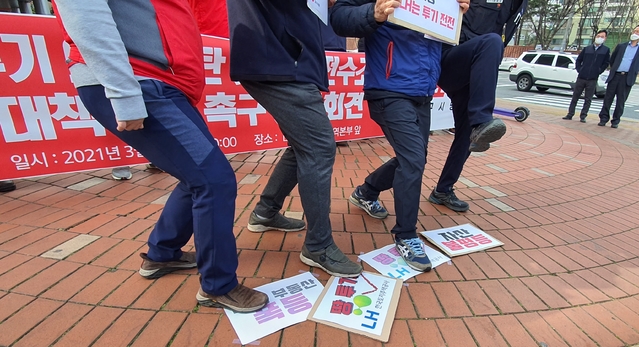 [대구=뉴시스]이은혜 기자 = 진보당 대구시당 등이 11일 오전 대구시 달서구 한국토지주택공사(LH) 대구경북지역본부 앞에서 LH 투기 의혹을 규탄하는 퍼포먼스를 하고 있다. 2021.03.11. ehl@newsis.com 