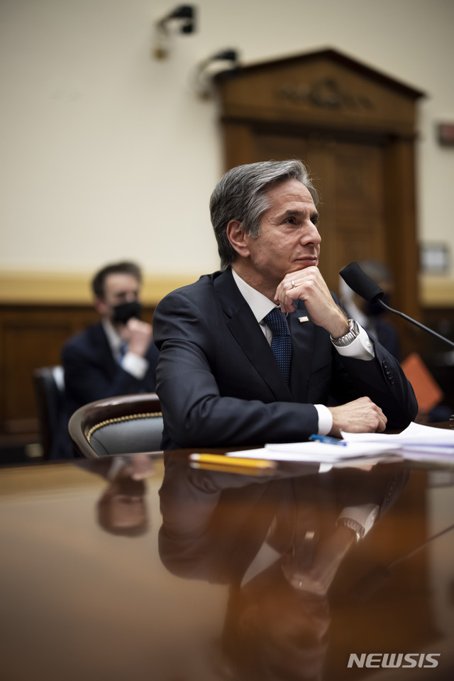 [워싱턴=AP/뉴시스]토니 블링컨 미 국무장관이 10일(현지시간) 의회에서 열린 하원 외교위 청문회에 참석한 모습. 2021.03.12.