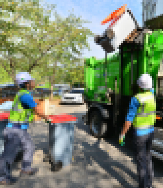 [나주=뉴시스] = 채소, 과일, 곡류 등 폐기되는 식품 부산물을 활용해 생산하는 '업사이클드 푸드(upcycled food)' 개발의 필요성이 커지고 있다는 연구 결과가 국내에서 나왔다. 업사이클드 푸드는 지속 가능한 음식물 쓰레기 처리 방안으로 주목받고 있다. 대행업체 직원들이 음식물 쓰레기를&nbsp; 수거차량에 싣고 있다. 이 사진은 기사 내용과 직접 관련 없음. (사진=뉴시스DB) 2023.10.06. photo@newsis.com. *재판매 및 DB 금지