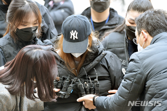 [김천=뉴시스] 이무열 기자 = 구미 3세 여아 친모로 알려진 '외할머니' B씨가 11일 오전 대구지법 김천지원에서 영장실질심사를 받기 위해 법정으로 향하고 있다. 2021.03.11. lmy@newsis.com