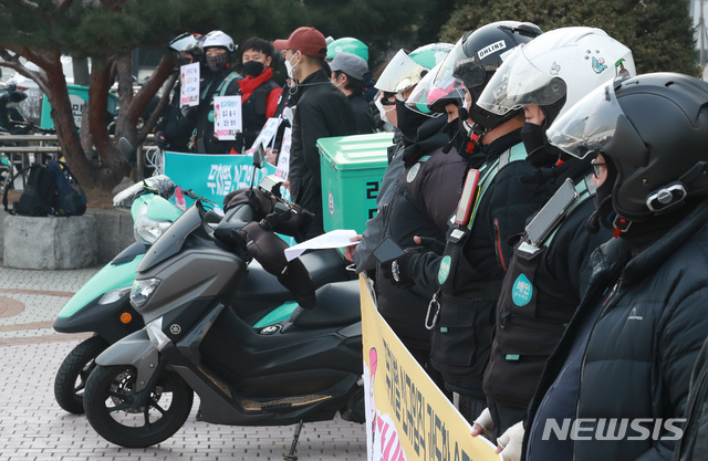 [서울=뉴시스]이영환 기자 = 라이더유니온 조합원과 배민라이더들이 11일 오전 서울 송파구 우아한형제들 앞에서 배달의민족(배민)이 시행중인 번쩍배달 규탄 기자회견을 하고 있다. 2021.03.11. 20hwan@newsis.com