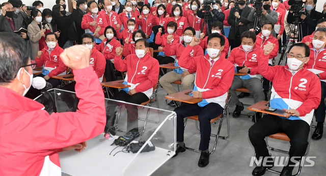[서울=뉴시스]국회사진기자단 = 11일 서울 여의도 중앙당사에서 열린 4.7 보궐선거 서울선거대책위원회 발대식에서 국민의힘 주호영 원내대표와 오세훈 서울시장 후보 등 참석자들이 선거 승리를 다짐하는 구호를 외치고 있다. 2021.03.11. photo@newsis.com
