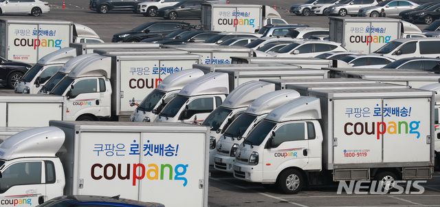 [서울=뉴시스]이영환 기자 = 쿠팡이 미국 현지시간으로 11일 뉴욕증권거래소(NYSE)에 상장을 앞두고 있는 가운데 월스트리트저널이 10일(현지시간) 쿠팡 공모가가 35달러로 책정됐다고 전했다. 쿠팡은 1억2000만주를 공모할 예정이며 이에따라 총42억 달러(약 4조8000억원)를 조달할수 있게 됐다. 사진은 11일 서울 서초구의 한 주차장에 쿠팡 트럭들이 주차되어있는 모습. 2021.03.11. 20hwan@newsis.com
