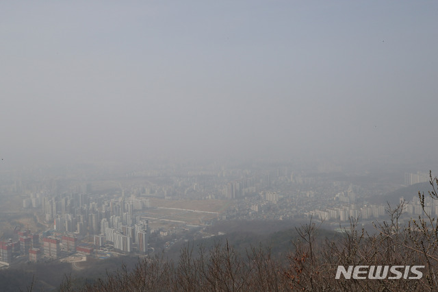 [광주(경기)=뉴시스] 수도권에 초미세먼지 농도가 크게 치솟고 미세먼지 비상저감조치가 내려진 지난 11일 오후 경기도 광주 남한산성에서 바라본 서울 시내가 뿌옇게 보이고 있다. (사진=뉴시스 DB). photo@newsis.com