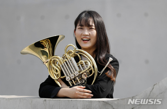[서울=뉴시스]홍효식 기자 = 호르니스트 유해리가 11일 서울 서대문구 금호아트홀 연세에서 뉴시스와 인터뷰 전 포즈를 취하고 있다. 2021.03.11. yesphoto@newsis.com