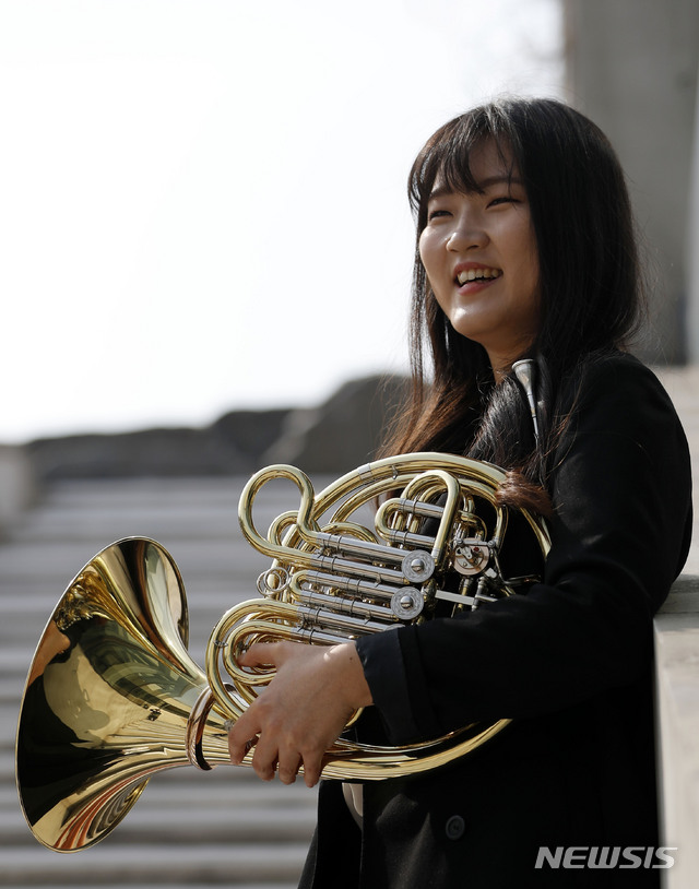 [서울=뉴시스]홍효식 기자 = 호르니스트 유해리가 11일 서울 서대문구 금호아트홀 연세에서 뉴시스와 인터뷰 전 포즈를 취하고 있다. 2021.03.11. yesphoto@newsis.com