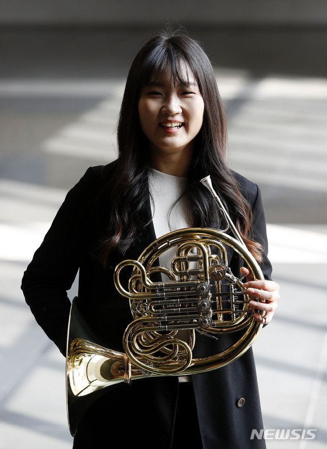 [서울=뉴시스]홍효식 기자 = 호르니스트 유해리가 11일 서울 서대문구 금호아트홀 연세에서 뉴시스와 인터뷰 전 포즈를 취하고 있다. 2021.03.11. yesphoto@newsis.com