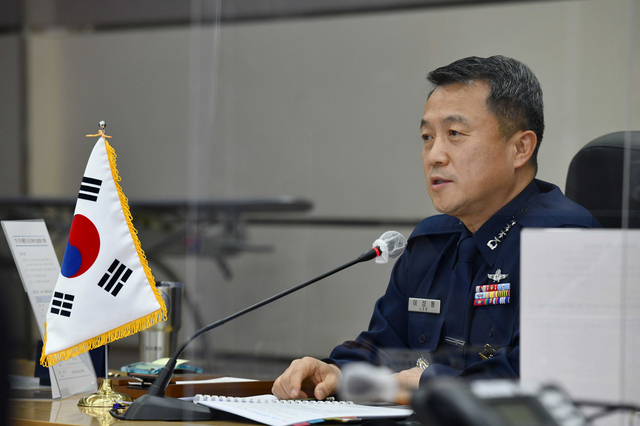 [서울=뉴시스]이성용 공군참모총장이 11일 '태평양 공군지휘관 화상회의'에서 우주를 포함한 전 영역에서의 작전 수행능력 확보와 공군 역할변화의 필요성에 대해 발언하고 있다. (사진=공군 제공) 2021.03.11. photo@newsis.com *재판매 및 DB 금지