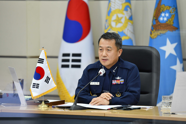 [서울=뉴시스]이성용 공군참모총장이 11일 '태평양 공군지휘관 화상회의'에서 우주를 포함한 전 영역에서의 작전 수행능력 확보와 공군 역할변화의 필요성에 대해 발언하고 있다. (사진=공군 제공) 2021.03.11. photo@newsis.com *재판매 및 DB 금지