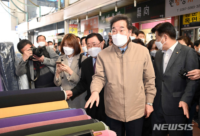 [서울=뉴시스]국회사진기자단 = 이낙연 더불어민주당 상임선대위원장이 11일 서울 종로구 광장시장을 방문해 코로나19 여파로 어려워진 상권 현장을 둘러보고 있다. 2021.03.11. photo@newsis.com