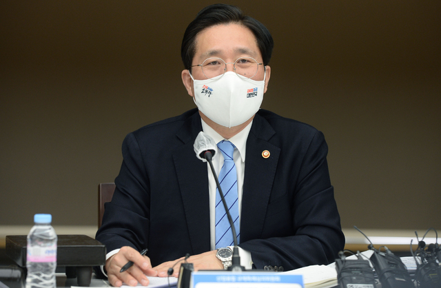 [서울=뉴시스]성윤모 산업통상자원부 장관이 11일 오후 서울 중구 대한상공회의소에서 열린 '2021년 제1차 산업융합 규제특례심의위원회'에 참석해 회의를 주재하고 있다. (사진=산업통상자원부 제공) 2021.03.11. photo@newsis.com *재판매 및 DB 금지